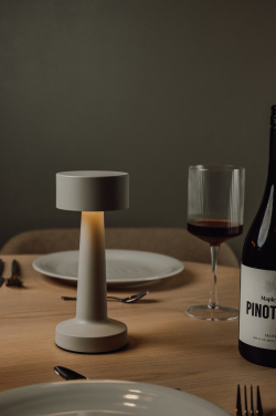 Logotrade firmakingid pilt: VINGA Maris RCS metallist ja taaskasutatud ABS-ist laualamp