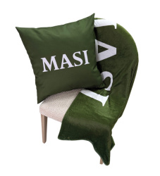 Брендированные подушки и пледы