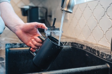 Логотрейд pекламные подарки картинка: Кружка Cube RCS из переработанной стали 800 мл